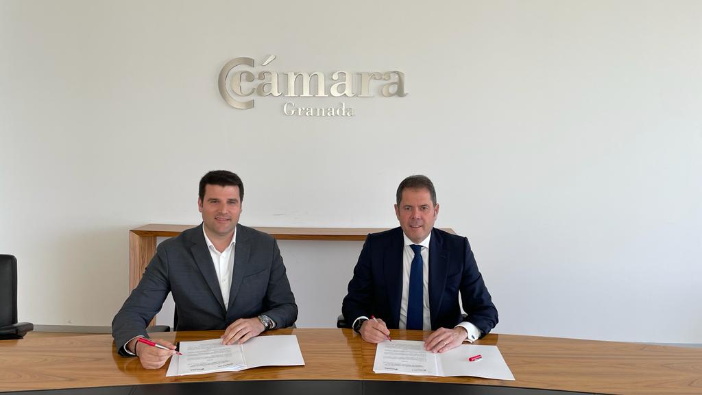 Gerardo Cuerva y Fran Cervilla. Firma de convenio Cámara Granada y Grupo Nucesa.